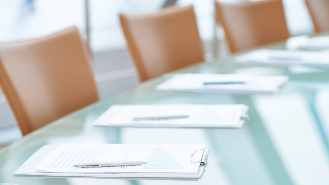 sanāksmes galds un krēsli