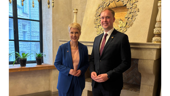 V.Valainis tiekas ar M.Švēzigu 