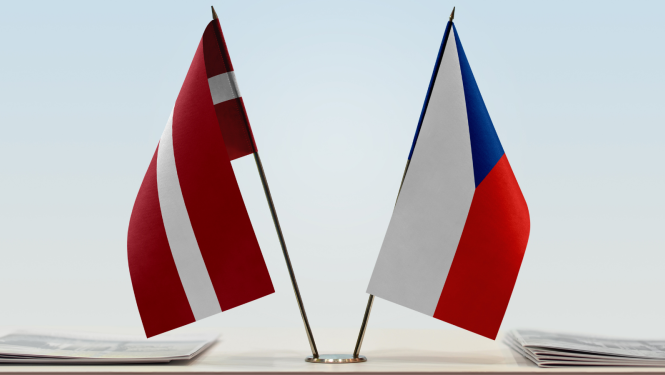 Latvijas un Čehijas karogs