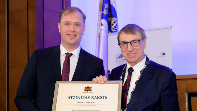Ekonomikas ministrs pasniedz Atzinības rakstu