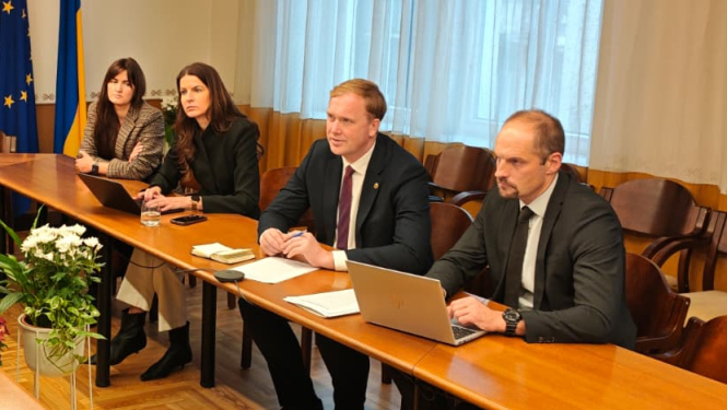 Sarunu dalībnieki pie galda