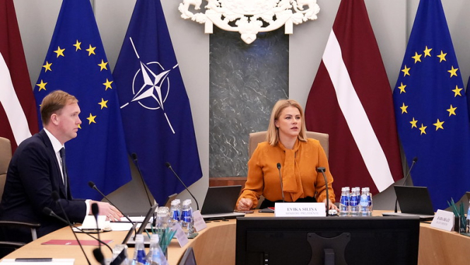 Evika Siliņa, Viktors Valainis