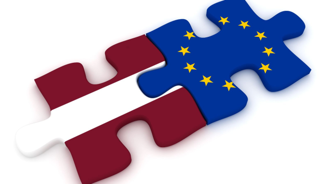 Puzles gabaliņi ar Latvijas un ES karogiem