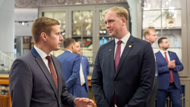 No kreisās puses_Igaunijas ekonomikas un rūpniecības ministrs Erki Keldo, Latvijas ekonomikas minitrs Viktors Valainis