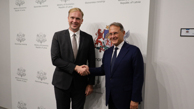 No labās puses-Itālijas ārlietu un starptautiskās sadarbības ministra vietnieks Edmondo Čirieli (Edmondo Cirielli), ekonomikas ministrs Viktors Valainis