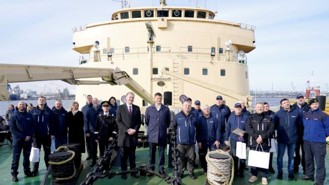 Atzinības rakstu pasniegšana