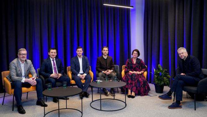 J.Miezainis un diskusijas dalībnieku kopbilde