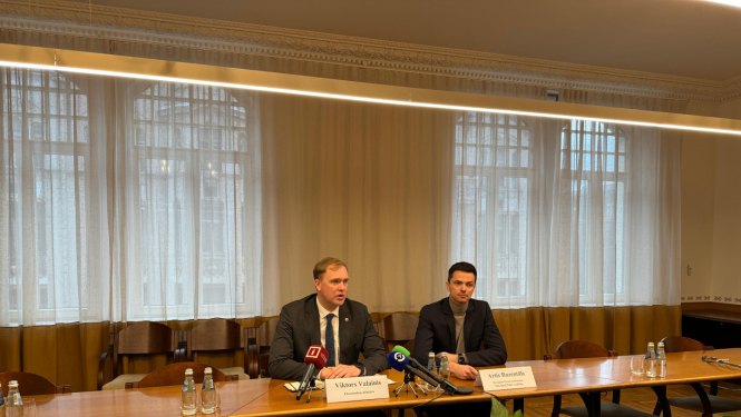 Preses konference ar Viktoru Valaini un Arti Rozentālu