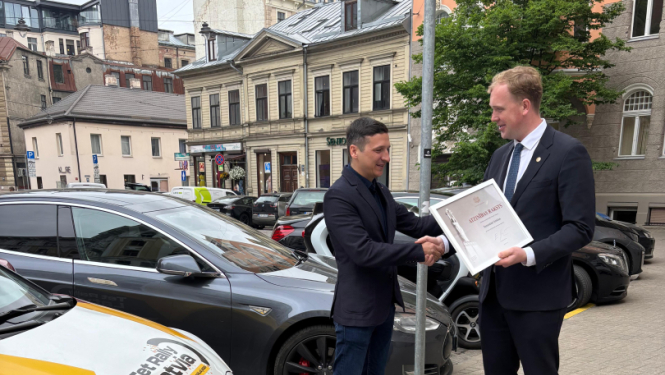 V.Valainis pasniedz atzinības rakstu R.Strokšam