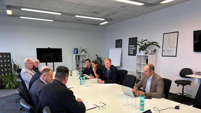 Sanāksmes dalībnieki pie sarunu galda