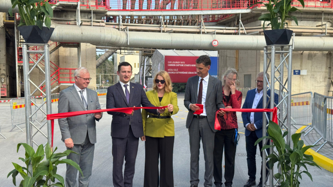 Atklāšanas pasākuma dalībnieki pārgriež lentu