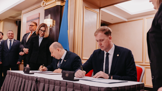 LR ekonomikas ministrs Viktor Valainis un Ukrainas Ministru kabineta ministrs Olehs Nemčinovs paraksta Latvijas-Ukrainas Starpvaldību komisijas ekonomiskās, rūpnieciskās, zinātniskās un tehniskās sadarbības jautājumos XI sēdes protokolu