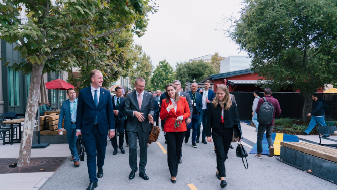 Delegācija dodas uz tikšanos