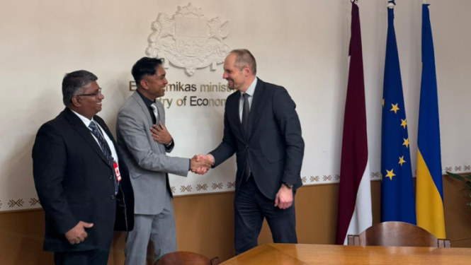 EM Valsts sekretārs spiež roku NtangledState uzņēmuma pārstāvim