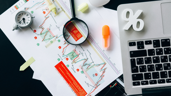 Dators un grafiki uz papīra