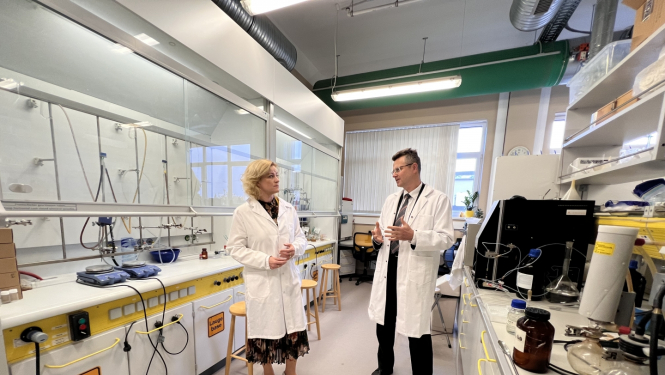 Ekonomikas ministre Ilze Indriksone sarunājas ar zinātnieku laboratorijā
