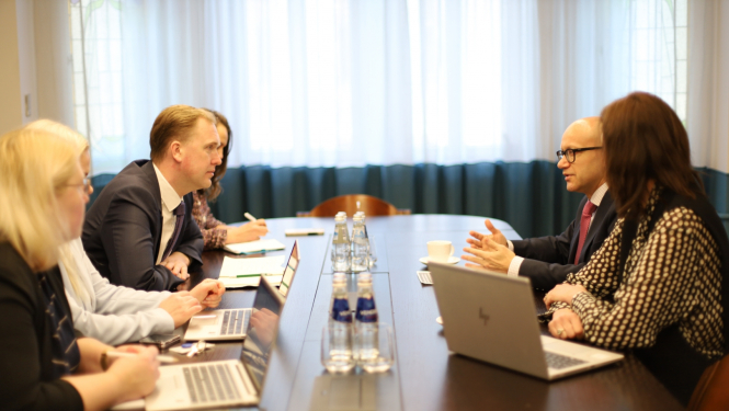 Sarunas dalībnieki Valainis un Korčagins