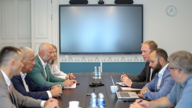 Ekonomikas ministrs piedalās sanāksmē