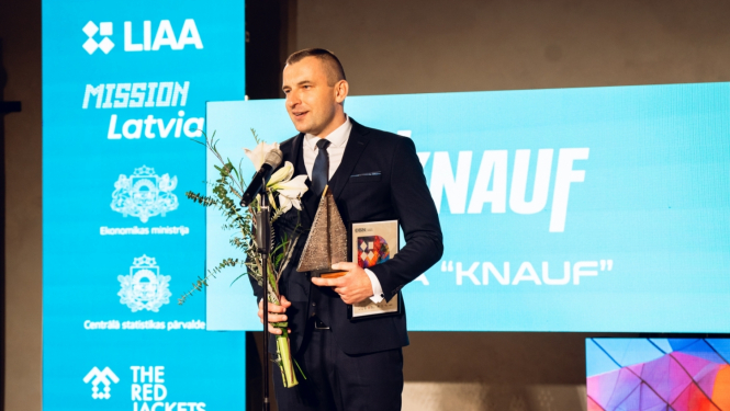KNAUF pārstāvis saņem balvu