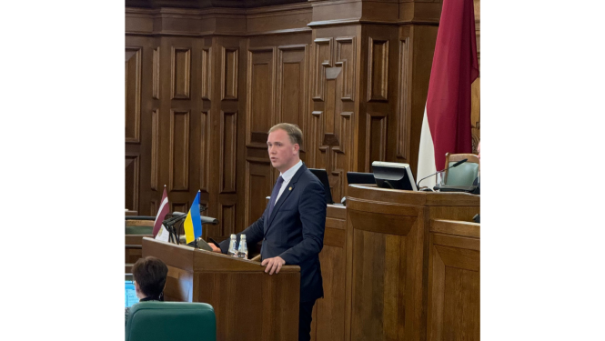 Ekonomikas ministrs V.Valainis uzrunā Saeimas deputātus