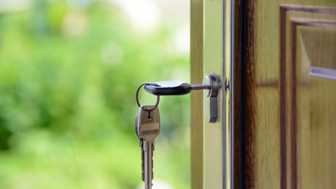 Attēls ar ēkas durvīm