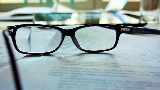 brilles uz apdrukātas lapas