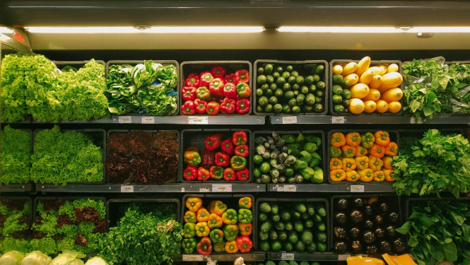 Dažādi dārzeņi veikala plauktā