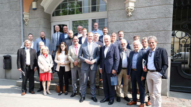 Kopbilde - V.Valainis un Vācijas uzņēmēju delegāciju