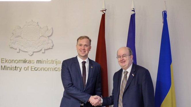 Ekonomikas ministrs Viktors Valainis un Apvienotās Karalistes vēstnieks Latvijā Pols Brumels