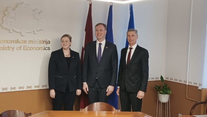 Ekonomikas ministrs Valainis tiekas ar Austrālijas vēstnieci Latvijā