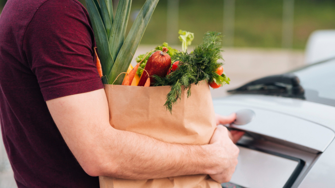 Cilvēks ar iepirkumiem rokās