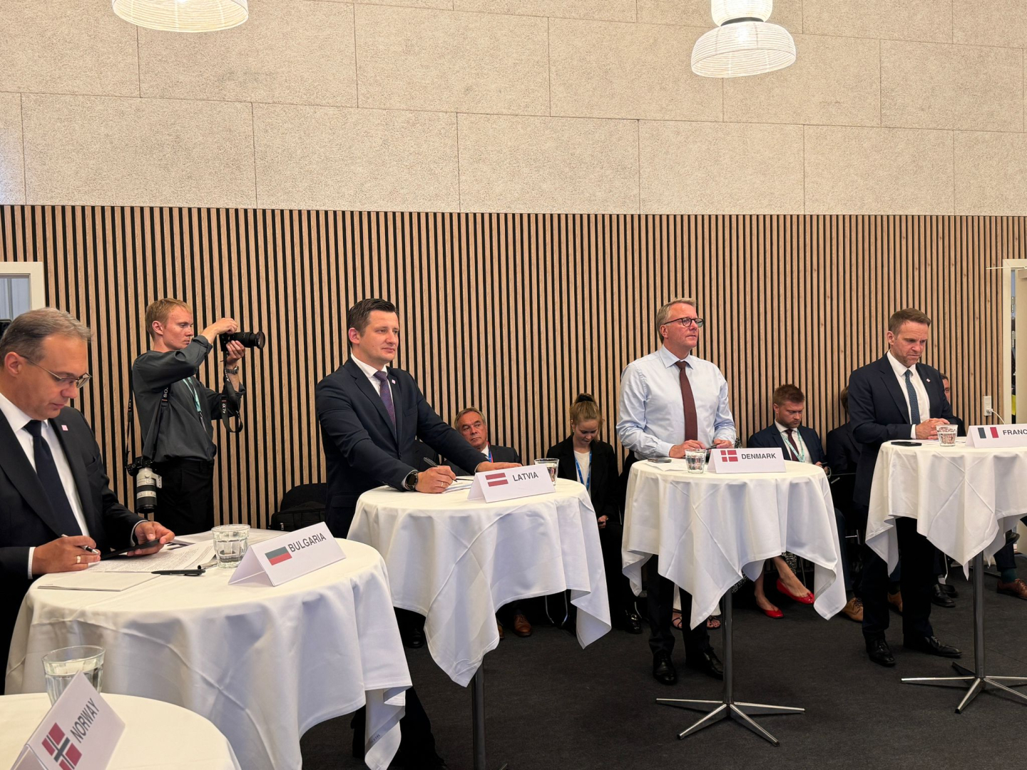 Dažādu valstu pārstāvji - Konkurētspējas ministru padomes neformālās sanāksmes dalībnieki