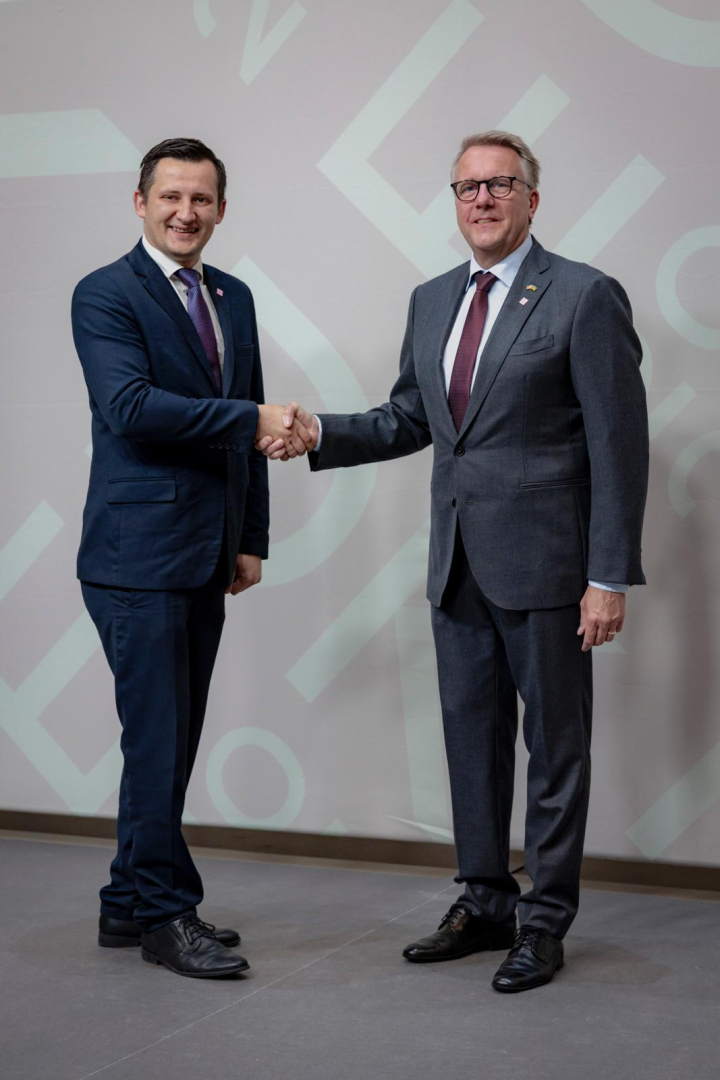 EM parlamentārais sekretārs Jurģis Miezainis ar Dānijas industrijas, biznesa un finanšu lietu ministru Mortenu Bodskovu