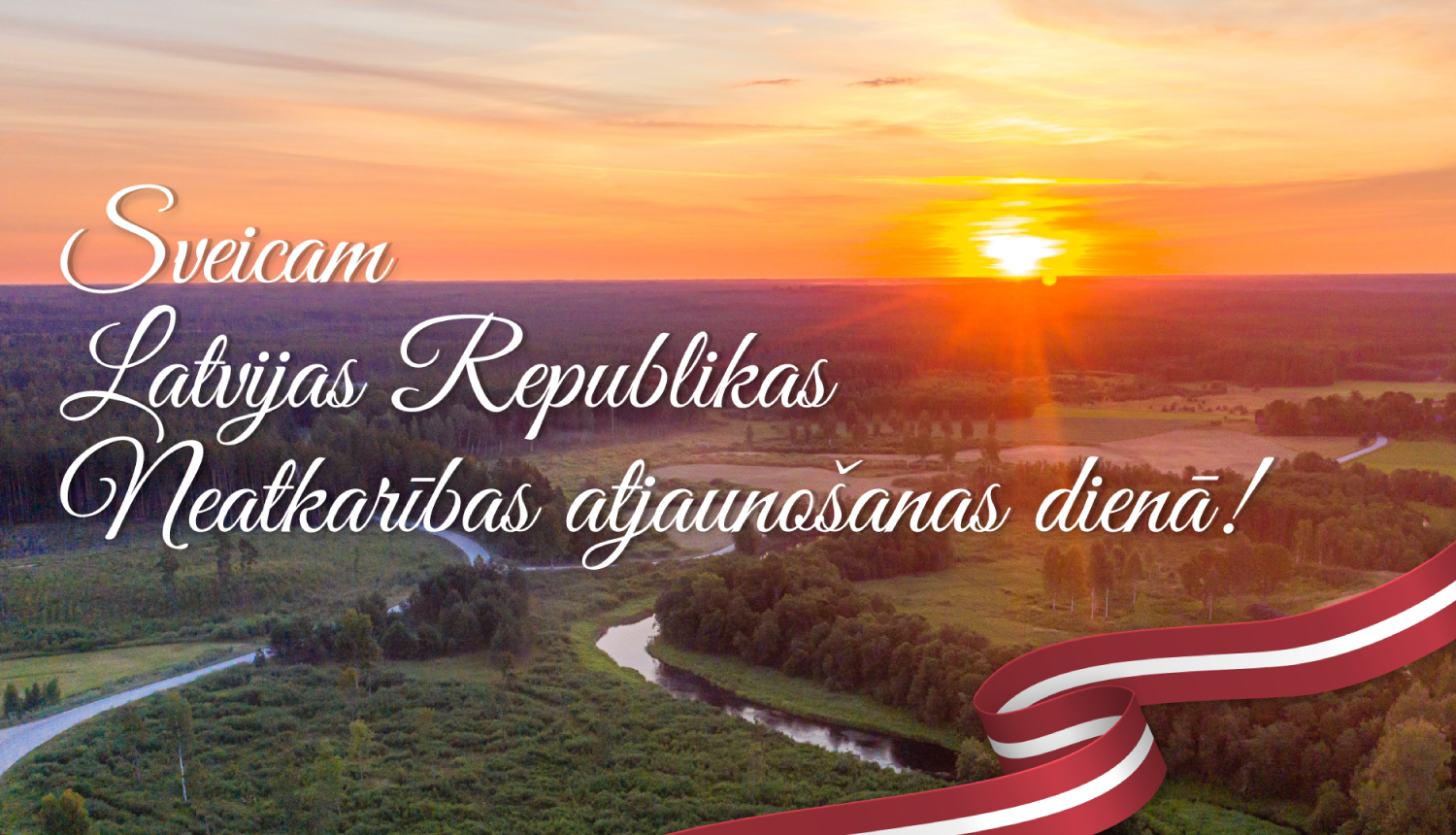 Svētku sveiciena bilde ar Latvijas dabasskatu un saulrietu
