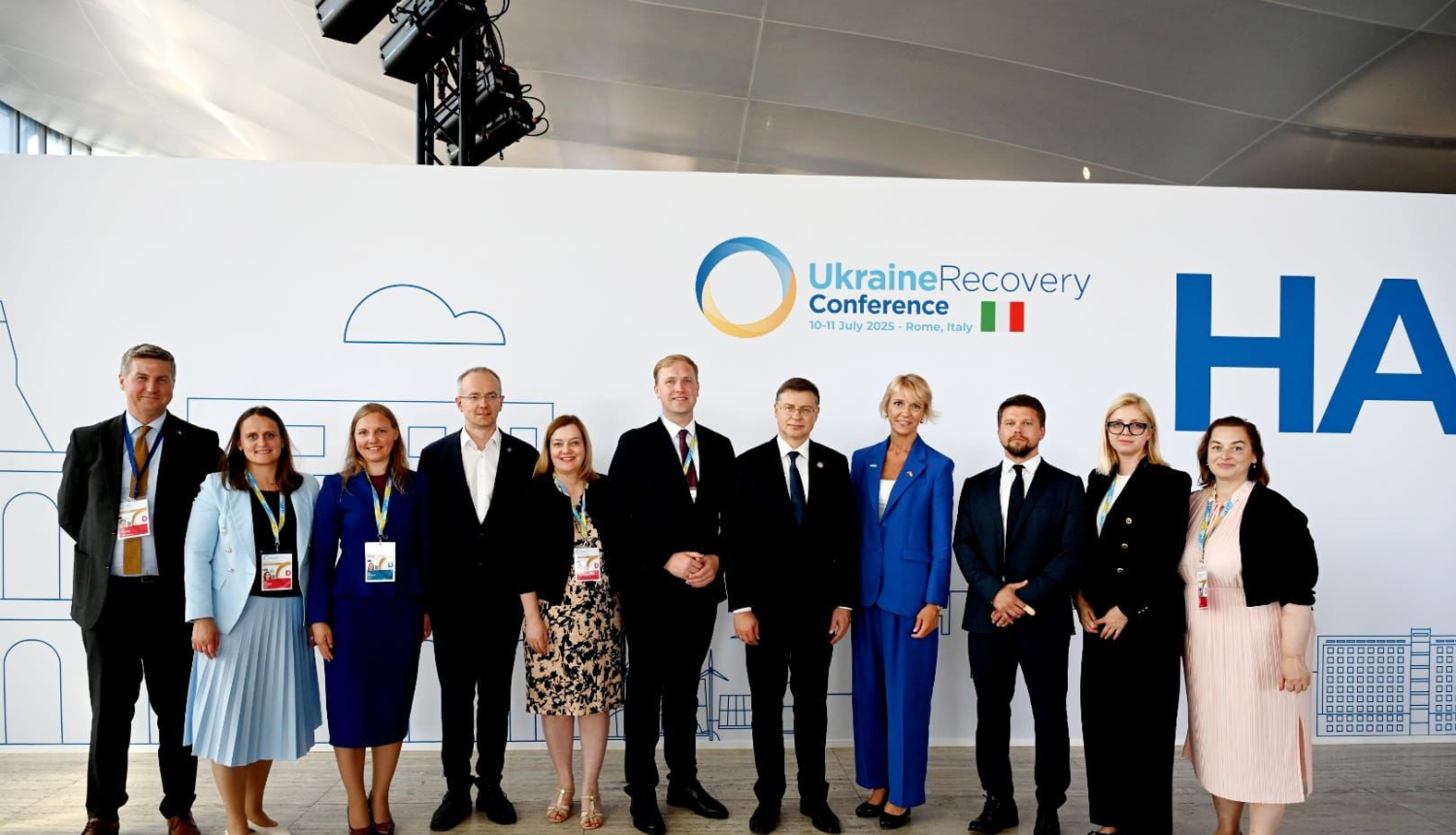 V. Valainis un V.Dobrovskis konferencē Romā
