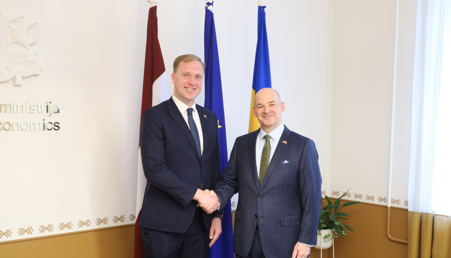 Ekonomikas ministrs sarokojas ar ASV vēstnieku