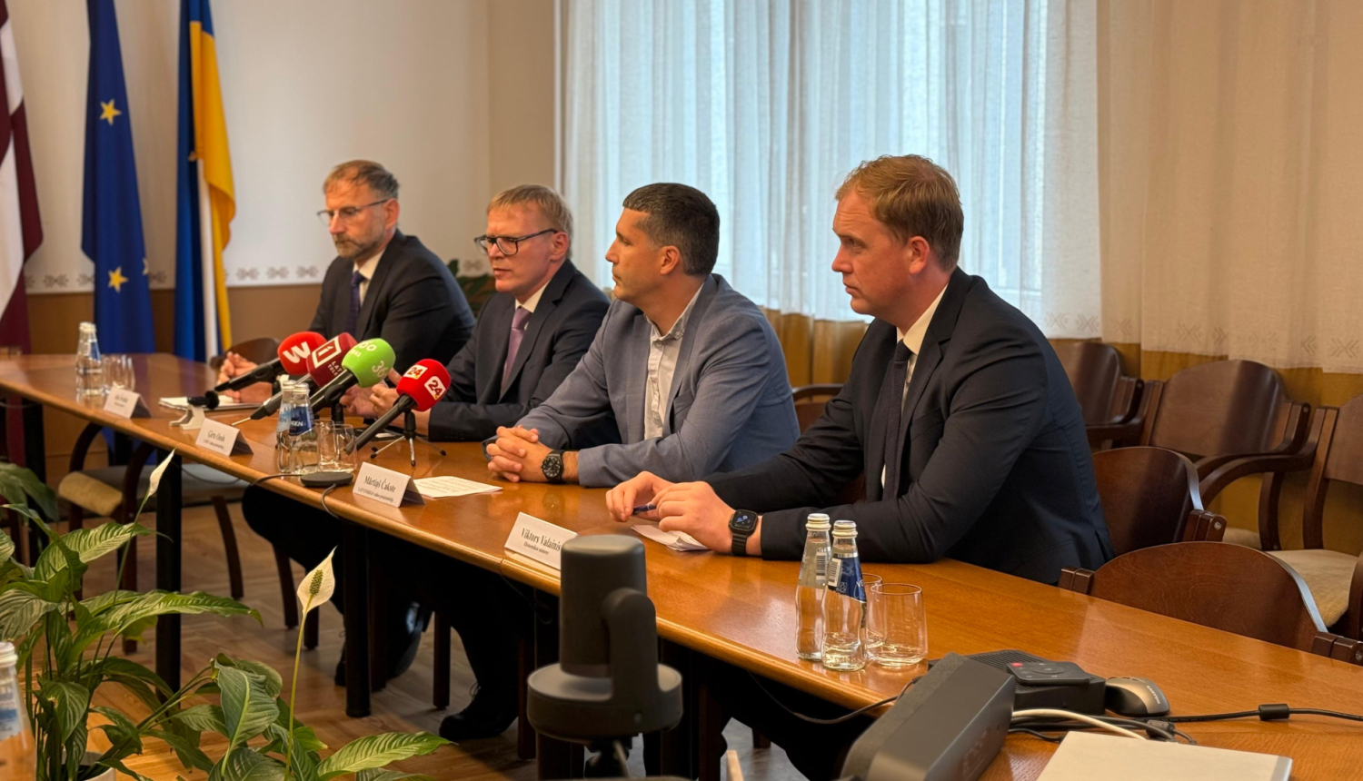 Preses brīfinga dalībnieku kopbilde