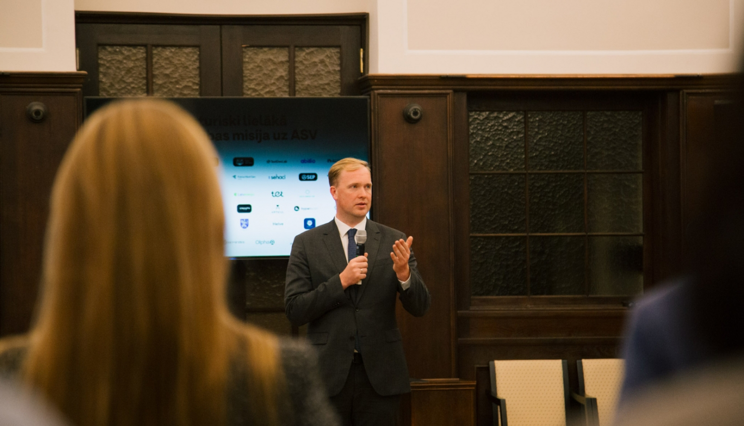 Ekonomikas ministrs Viktors Valainis uzrunā tikšanās dalībniekus