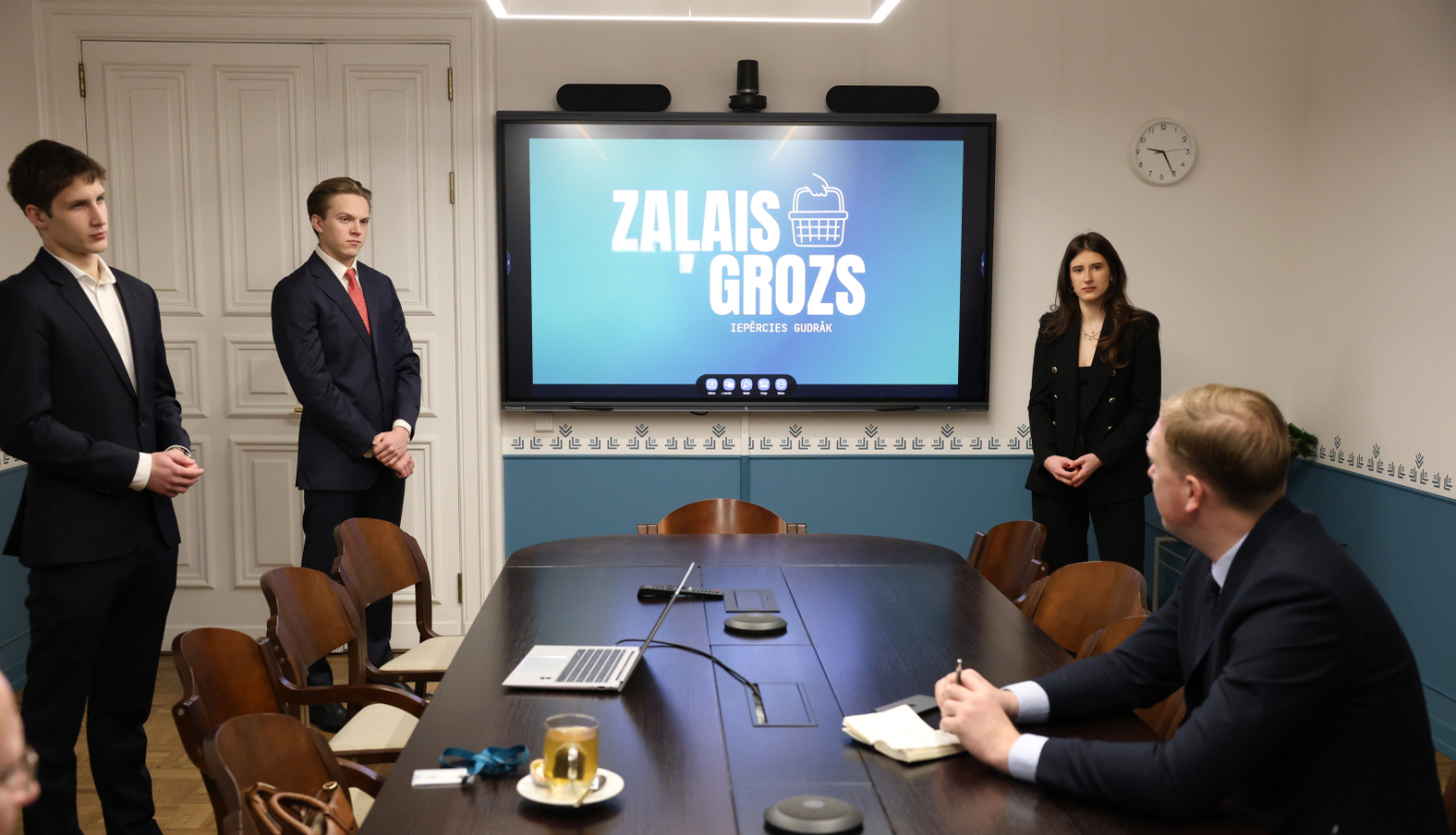 Studenti ekonomikas ministram Viktoram Valainim prezentē jaunu lietotni