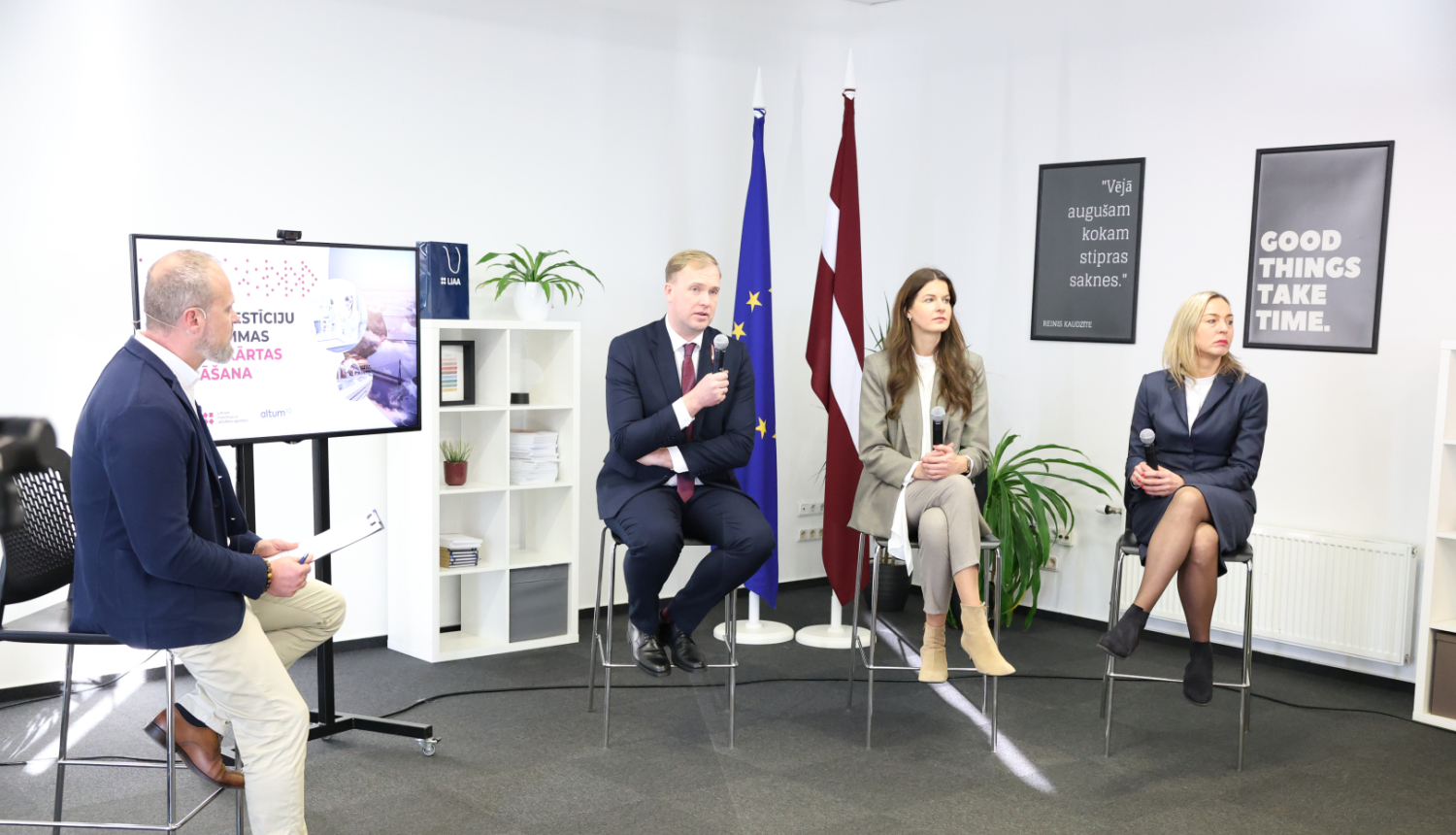 Atklāšanas pasākumā, uzrunu saka V.Valainis