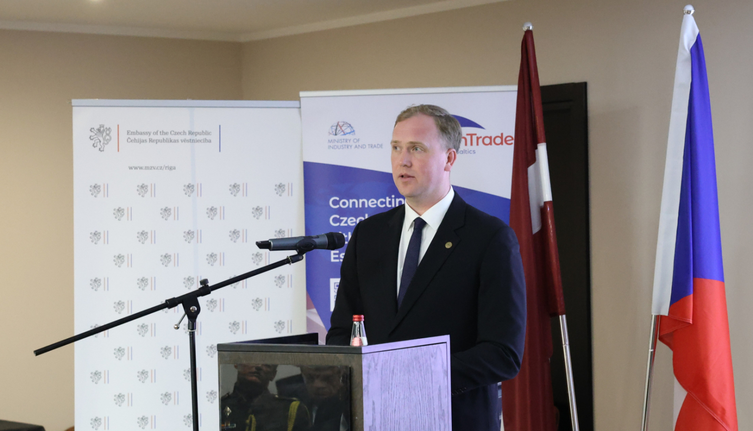 Ekonomikas ministrs V.Valainis uzrunā foruma dalībniekus