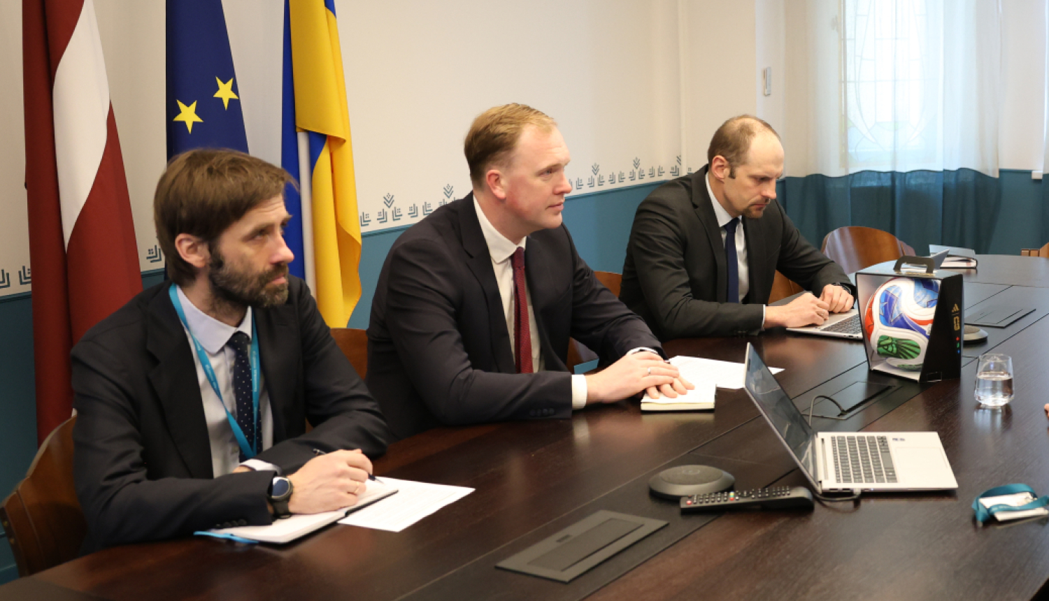 Ekonomikas ministrs V.Valainis pie apspriežu galda 