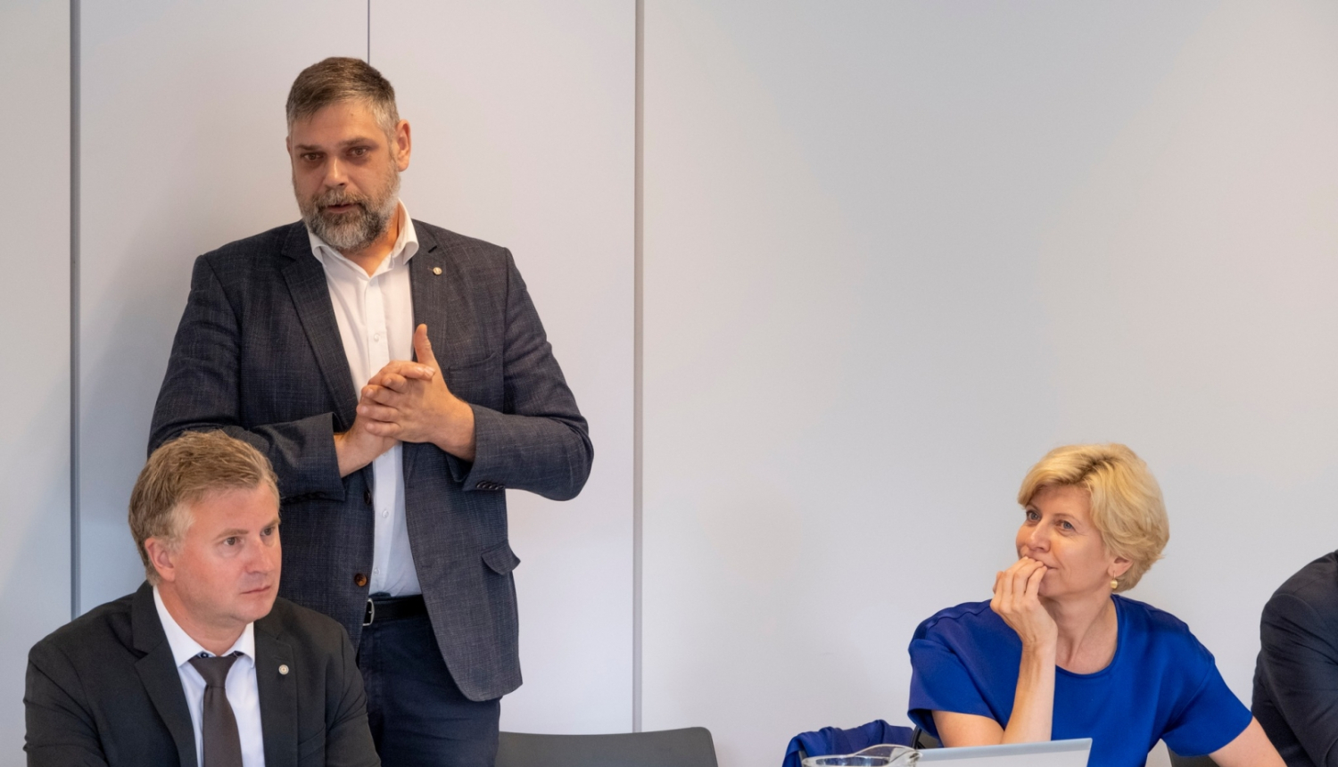 fotogrāfija no sēdes