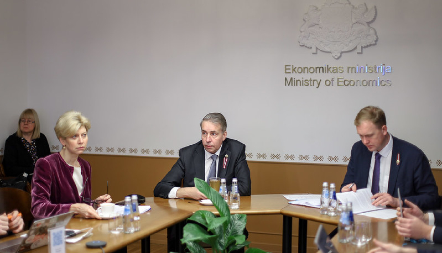 Fotogrāfija no sēdes ar ekonomikas ministru Viktoru Valaini, labklājības ministru Uldi Auguli un izglītības un zinātnes ministri Andu Čakšu