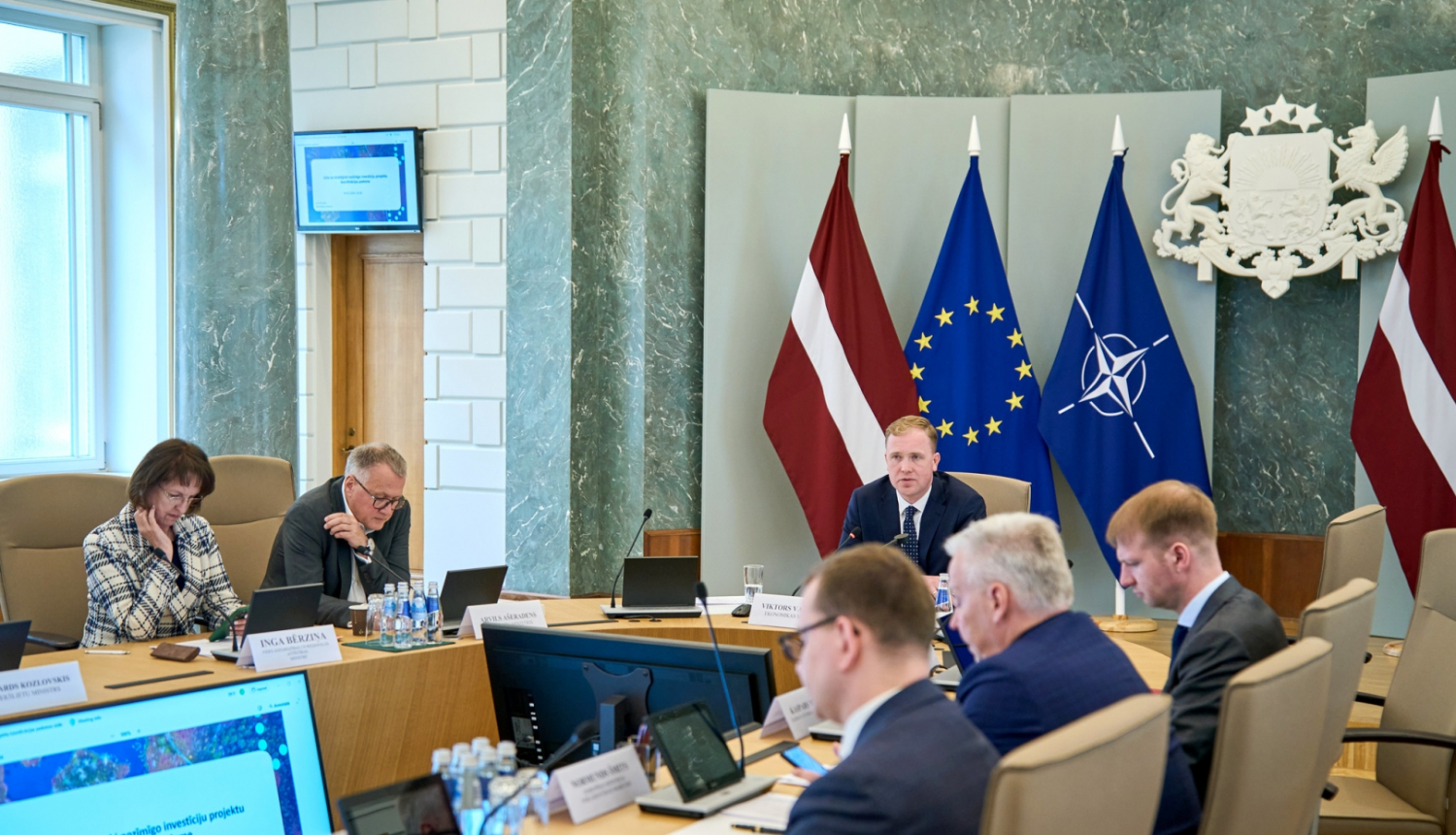 Ekonomikas ministrs Viktors Valainis vada sēdi