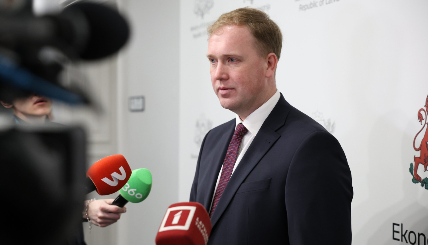 V.Valainis atbild uz žurnālistu jautājumiem