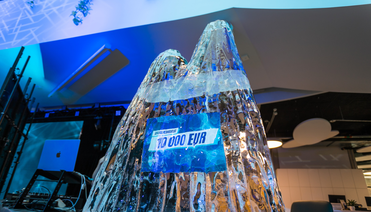 Ledus skulptūra ar summu uz tās