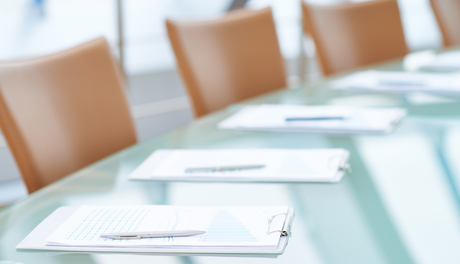 sanāksmes galds un krēsli