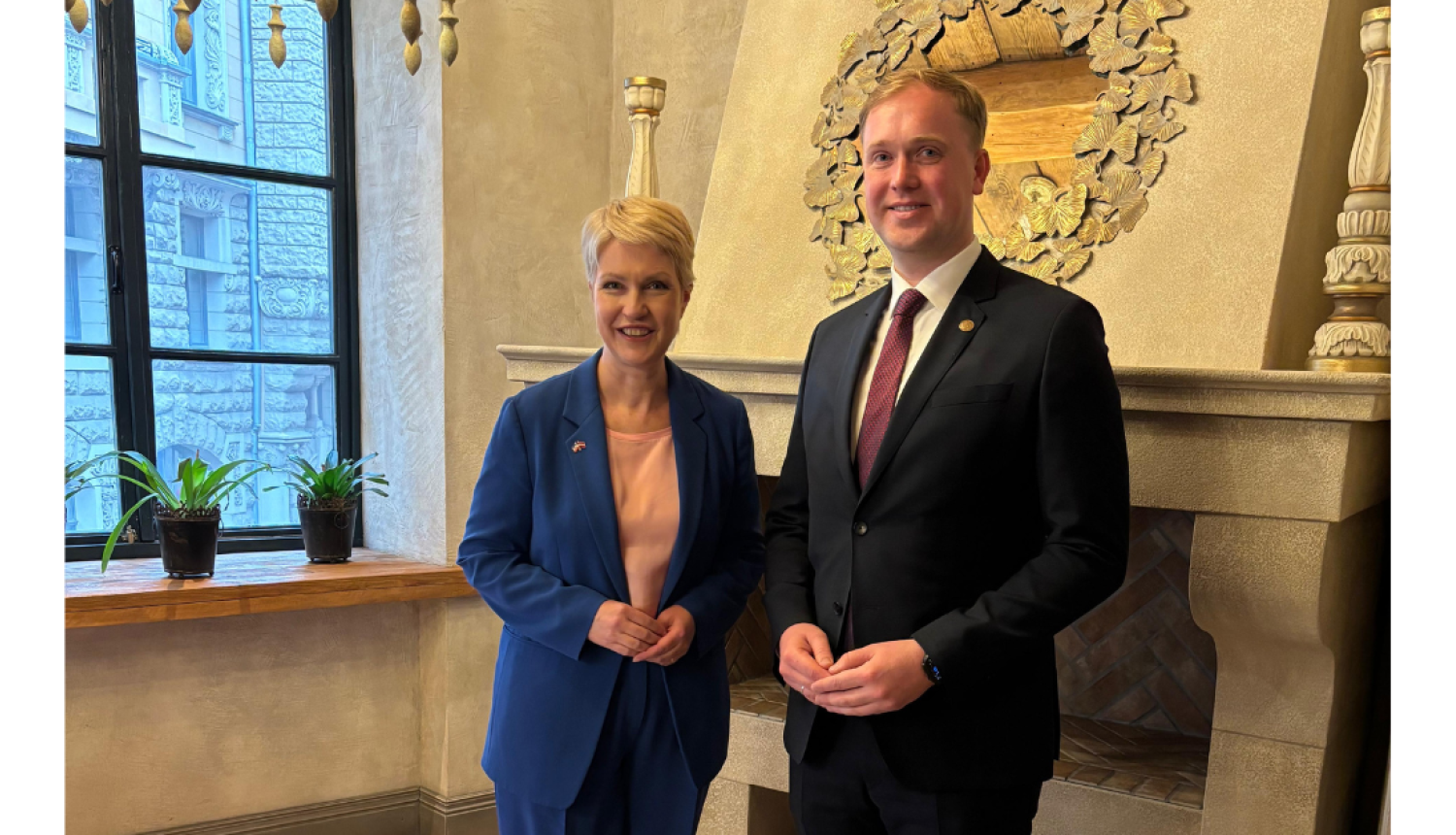 V.Valainis tiekas ar M.Švēzigu 