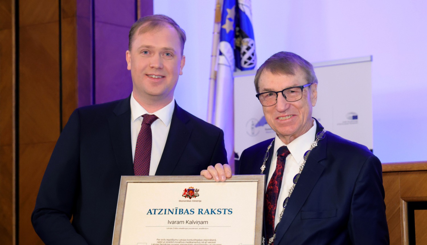 Ekonomikas ministrs pasniedz Atzinības rakstu